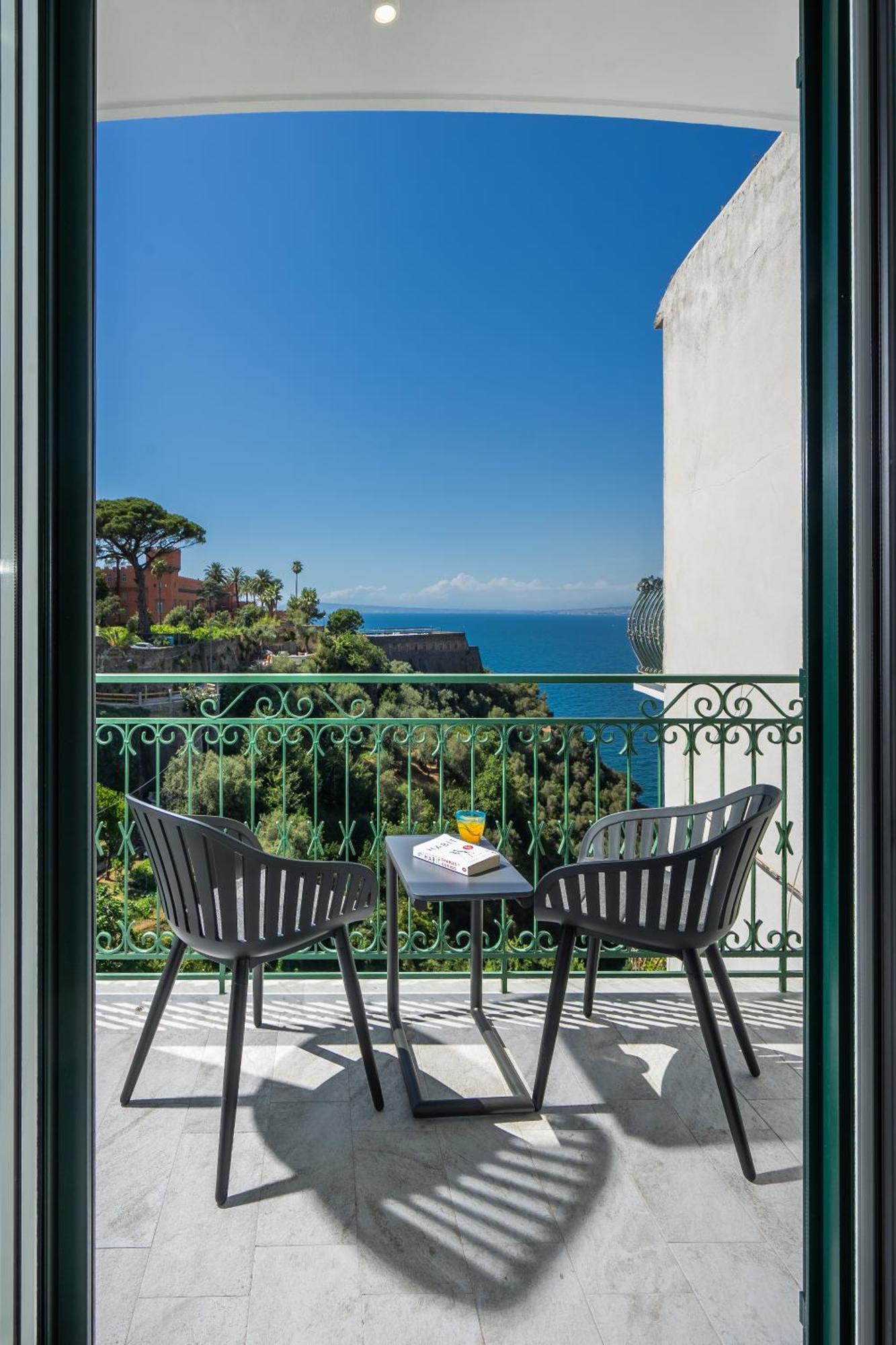 Sea View Deluxe Apartments Vico Equense Eksteriør billede